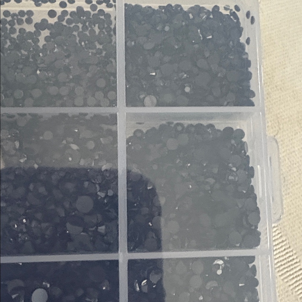 Assorted sizes flat back Black rhinestones resin New - Picture 4 of 6